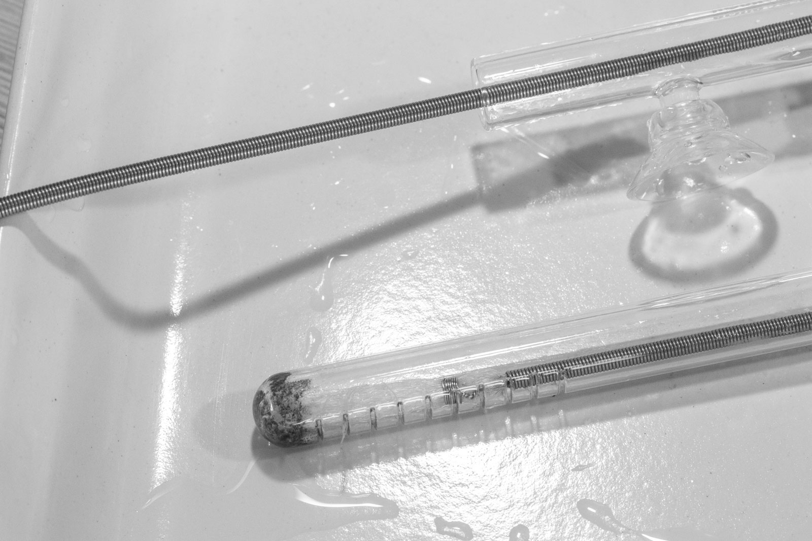 Mit einer Schlauchbürste wird mechanisch die Glasware gereinigt