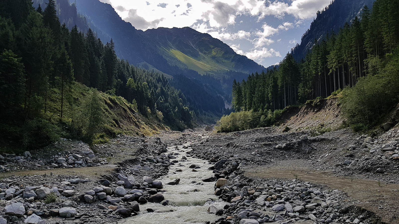 Bachlauf aus Kies und Geröll